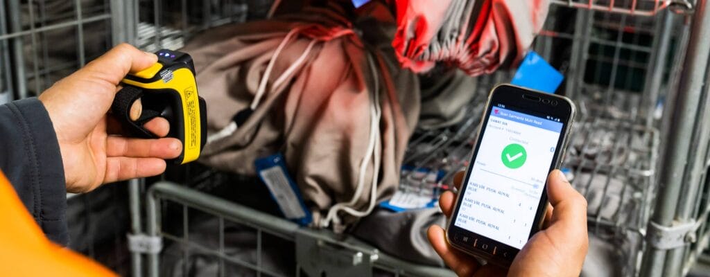A digitalizáció növeli a munkafolyamatok hatékonyságát, megbízhatóságát és biztonságát. A Lindström munkaruháiban található RFID-chipek lehetővé teszik a ruhadarabokkal kapcsolatos adatok gyűjtését. Hogyan tudja ezeket az adatokat felhasználni a cégében?